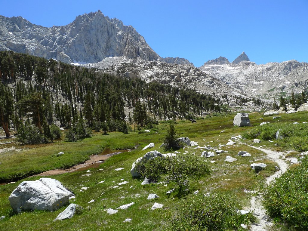 MineralKingLoop 192.JPG - I want to come back here. Sawtooth Pass ahead, peacefull creek along the trail, there was just something increadibly soothing about this place. And I got to see a lot of it as I was very slowly climbing up above the valley toward Columbine Lake.